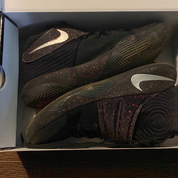 Nike Sz 10 Kyrie Irving 2 basketball shoes. Black/metallic silver. great shape! - Picture 6 of 8